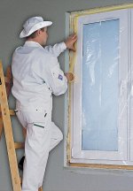 Przed rozpoczęciem wykonywania prac, dobrze jest zabezpieczyć okna folią ochronną.